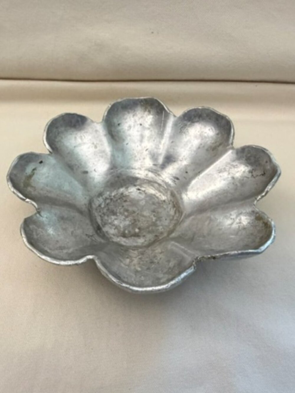Vintage Aluminum Flower Cake Mold - Picture 2 of 6